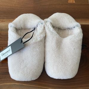 New with tags Jenni Kayne Shearling Moroccan Slippers, size M